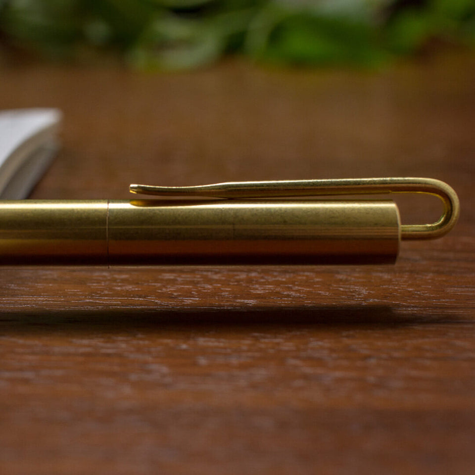 Brass Pens: Luxury pen in modern office | Goldleaf